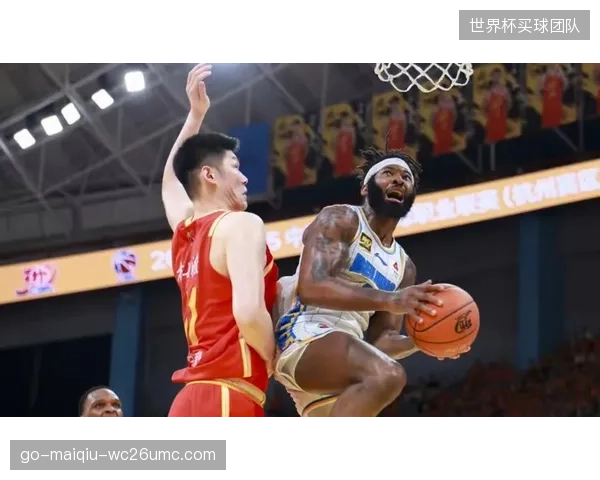 上海队凭借团队篮球碾压广厦，后者失误过多彻底失去系列赛悬念。